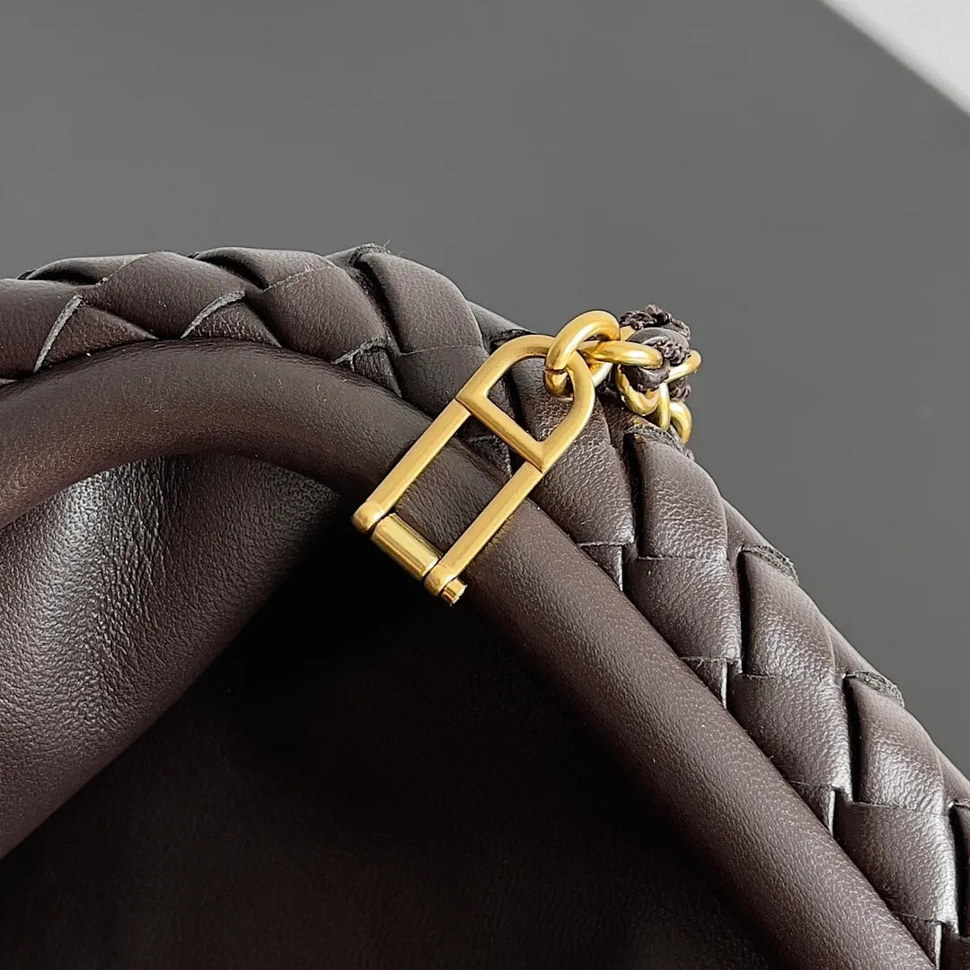 Batch 1880BOTTEGA VENETA BOTTEGA LAUREN 1980 small clutch bag is new! The small size that many people squat on is finally here. The self-adjustable zipper is a highlight of this bag. After being removed, it can be used as a handbag for important occasions. One bag unlocks two carrying methods at the same time. It is practical and has a unique sense of structure and beautiful lines. It is more elegant than a small cloud. It is a tribute to the classics and the pursuit of modernity. Style number: 804038 Size: 27*15*8cm